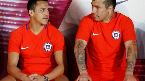 Alexis Sánchez y Gary Medel en una presentación de La Roja.