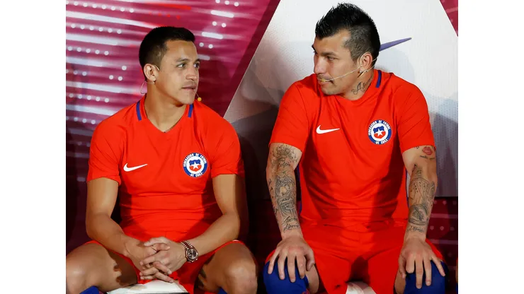 Alexis Sánchez y Gary Medel en una presentación de La Roja.