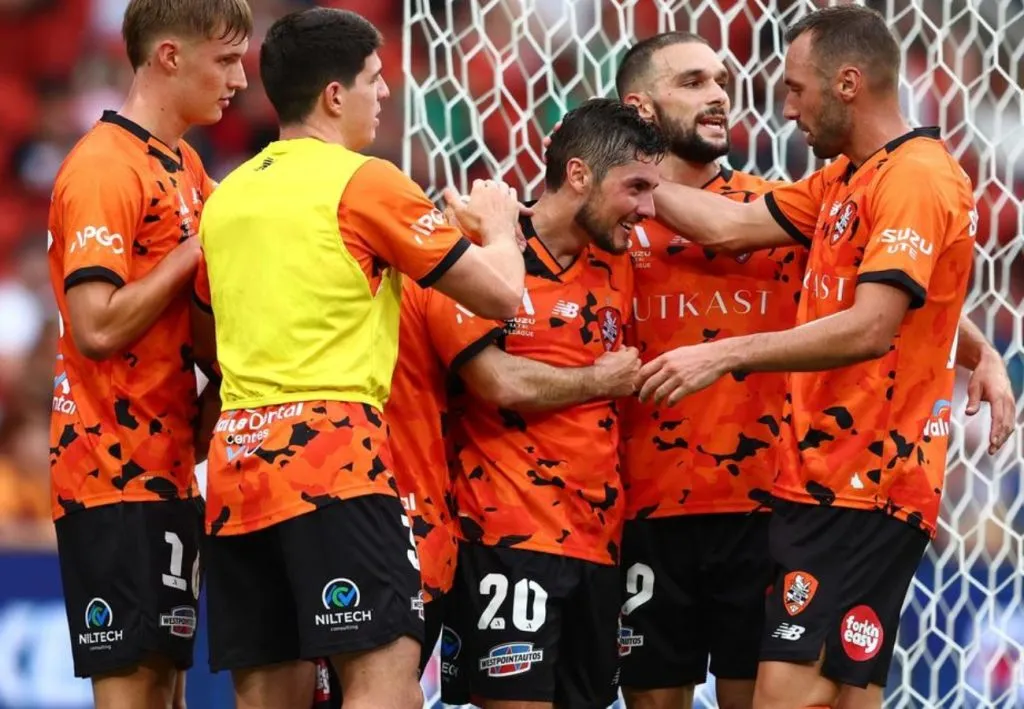 Marco Rojas junto al Brisbane Roar de la A-League de Australia.