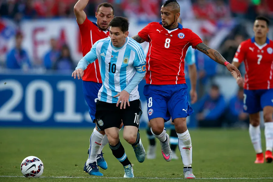 Para el Mortero, Aránguiz, Vidal y Díaz solo fue un ‘buen’ mediocampo. | Foto: Photosport