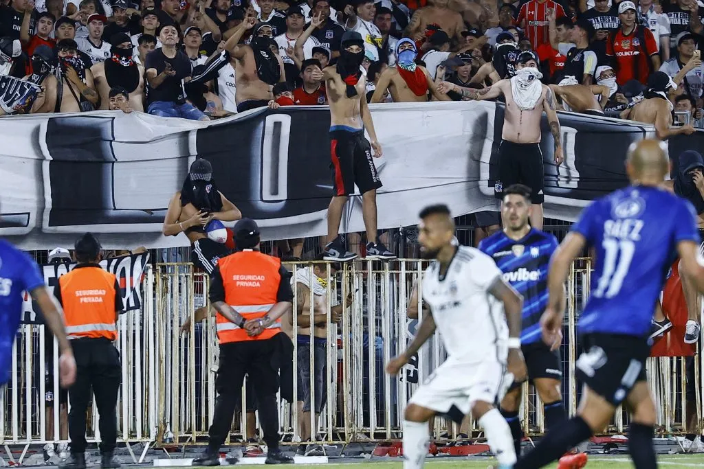 Estos fueron parte de los incidentes que se vivieron el 11 de febrero durante la Supercopa. (Foto: Marcelo Hernández/Photosport)
