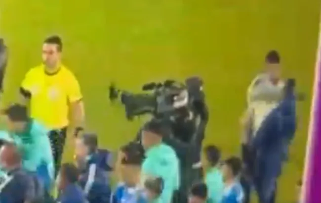 El momento de la agresión al coordinador de Universidad de Chile.