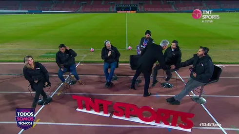 Tiago Nunes lanza una broma a Johnny Herrera. (Foto: TNT Sports)