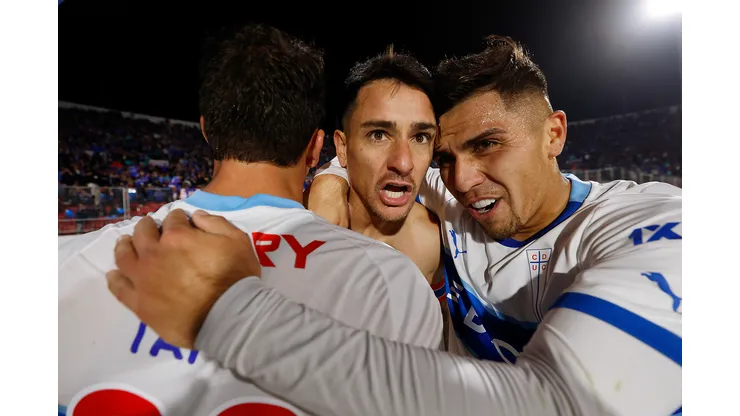 Fernando Zampedri marcó el 2-1 de Universidad Católica ante Universidad de Chile. (Foto: Photosport)
