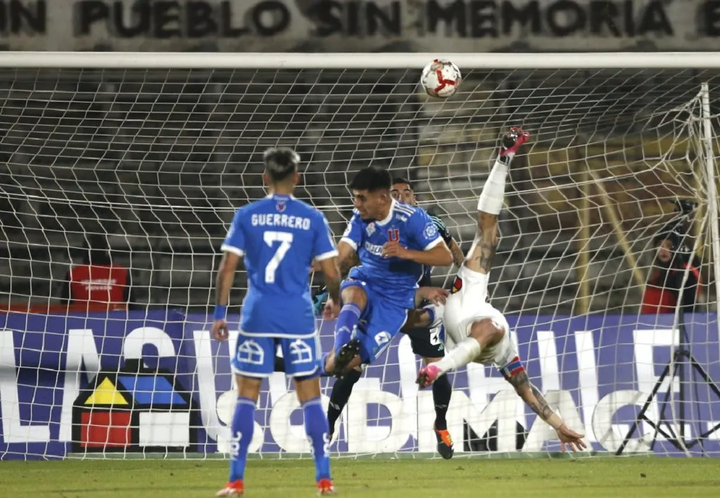 Fernando Zampedri le anotó un golazo a la U. (Foto: Jonnathan Oyarzun/Photosport).