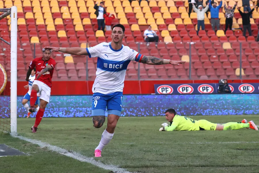 La UC quiere acabar con el invicto de la U | Foto: Photosport