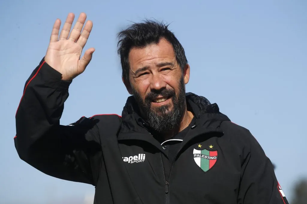Pablo Vitamina Sánchez dirige a Palestino desde 2023. (Foto: Jonnathan Oyarzún/Photosport)