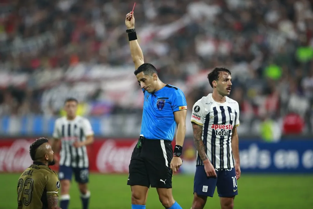 El árbitro Yael Falcón le muestra la tarjeta roja a Arturo Vidal | FOTO: Daniel Apuy/Photosport
