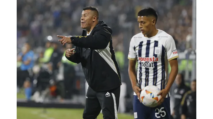 Jorge Almirón es responsabilziado por el empate de Colo Colo en Lima. (Foto: Violeta Ayasta/Photosport)