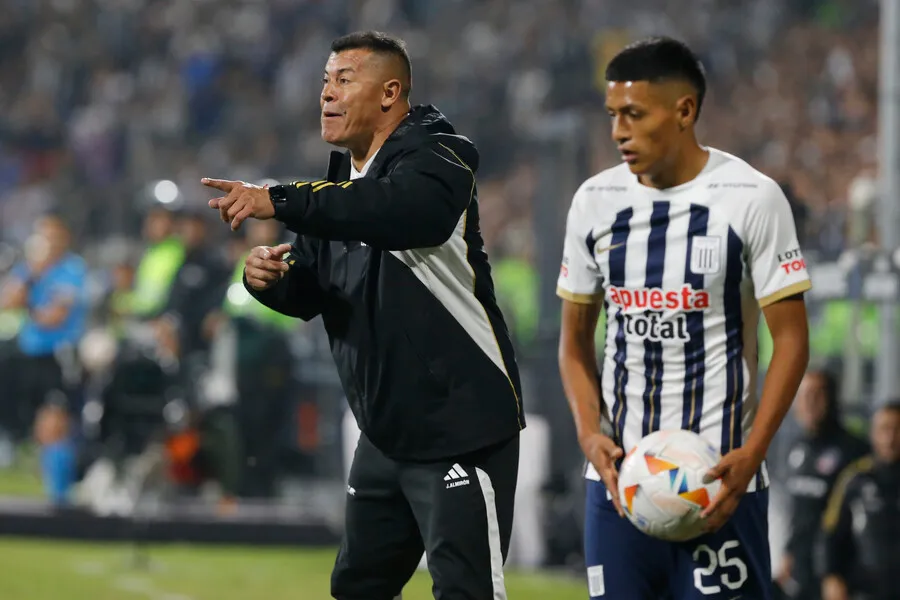 Yáñez apunta con todo a Almirón. | Foto: Photosport