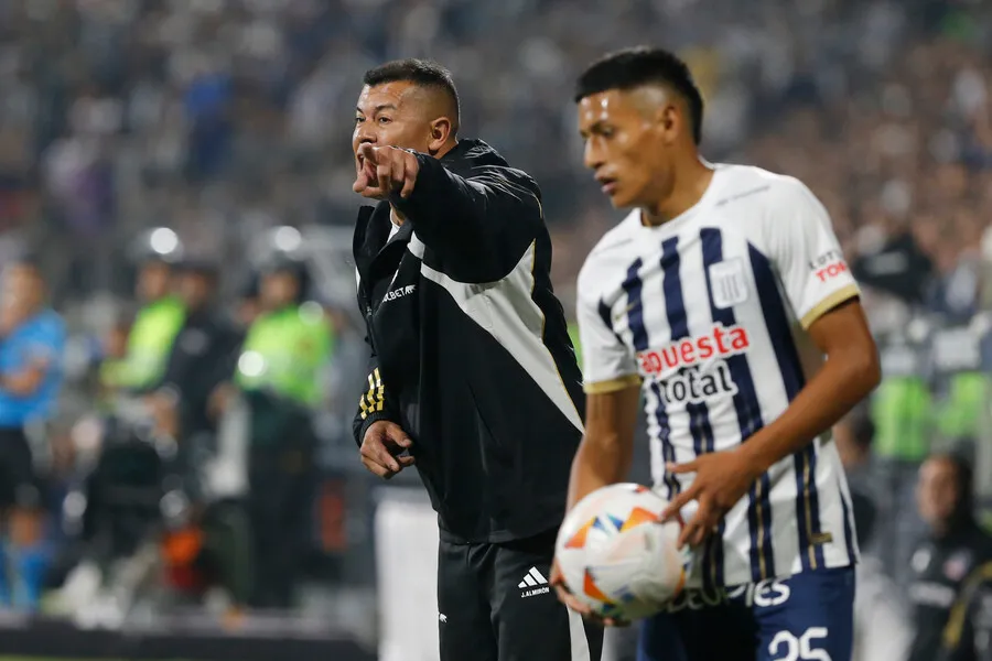 Coke le cae sin asco a Jorge Almirón. | Foto: Photosport