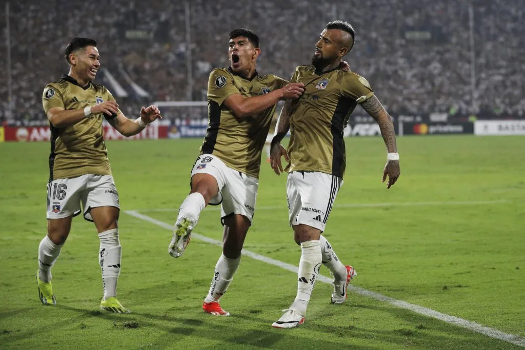 Esteban Pavez celebró con todo el gol de Arturo Vidal para el empate de Colo Colo frente a Alianza Lima. (Foto: Luis Hidalgo/Photosport)