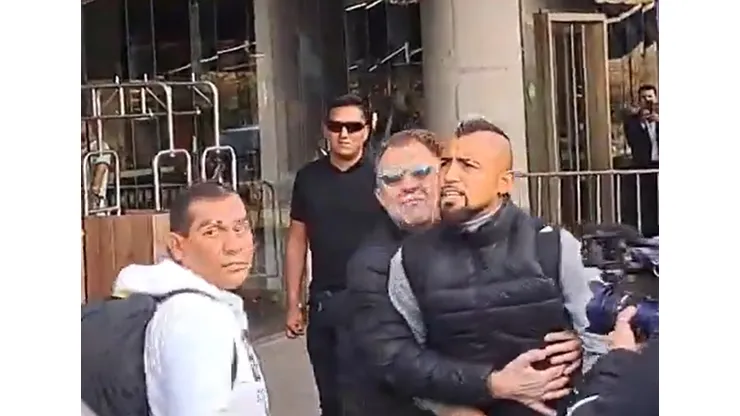 Arturo Vidal se enojó con un hincha en Perú.