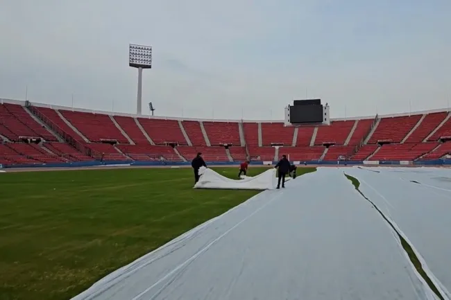 Así luce la cancha del Estadio Nacional para el Clásico Universitario.