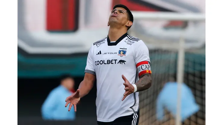 Esteban Pavez calienta la previa en Colo Colo vs Alianza Lima. (Foto: Dragomir Yankovic/Photosport)