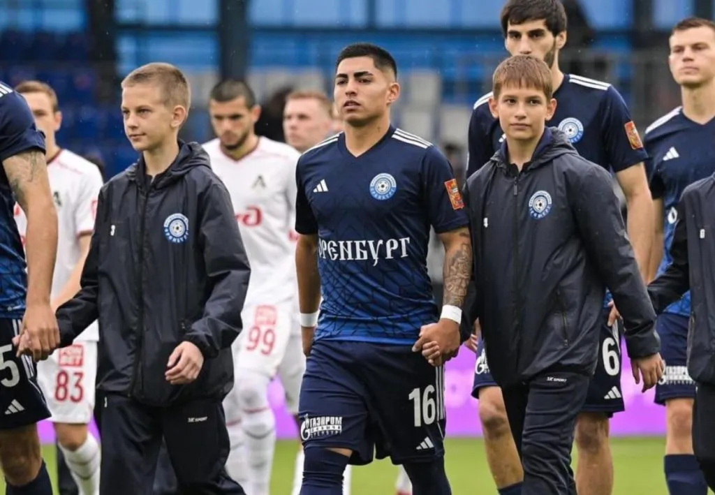Jordhy Thompson en el partido de FC Orenburg contra Lokomotiv. (Foto: Instagram)