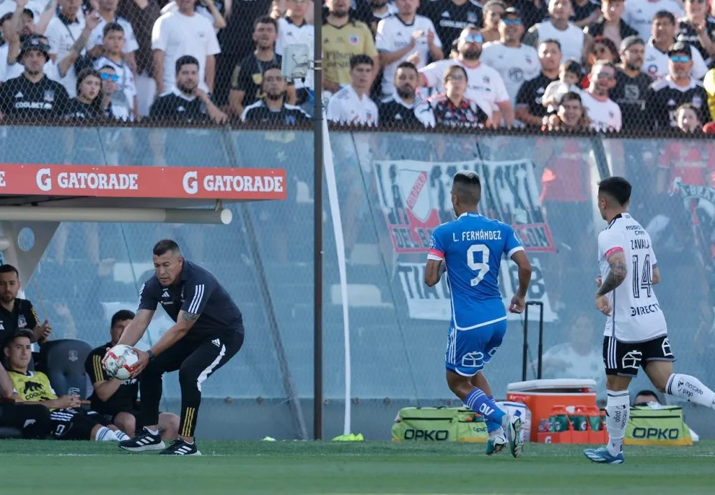 Jorge Almirón perdió su primer Superclásico al mando de Colo Colo. (Foto: Photosport)