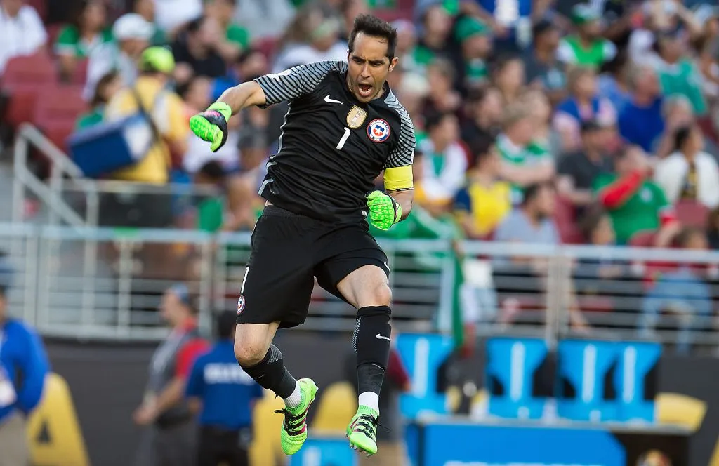 Claudio Bravo echa al agua a Chicharito