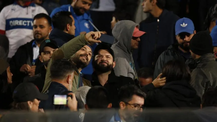 El Presidente Boric viendo un partido de la UC en el Estadio Santa Laura | FOTO: Photosport