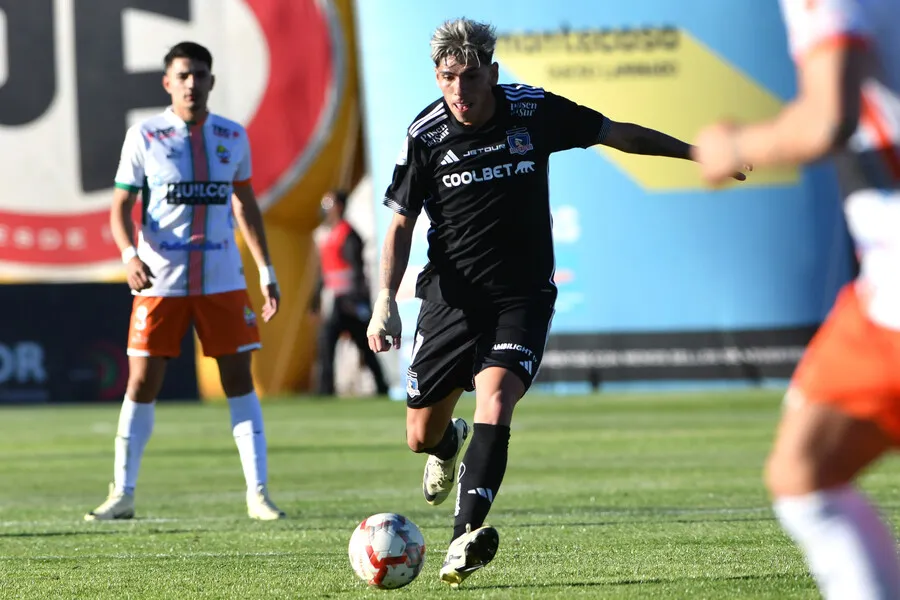 Caamaño le pone presión a Carlos Palacios. | Foto: Photosport