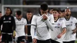 Jugador albo es mirado de cerca.