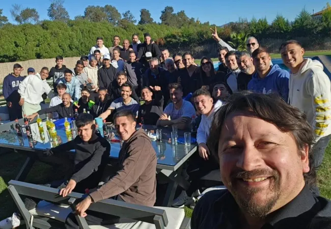 Jornada de camaradería en Universidad de Chile. ¿Quién tomó la foto? Aparentemente el parrillero...