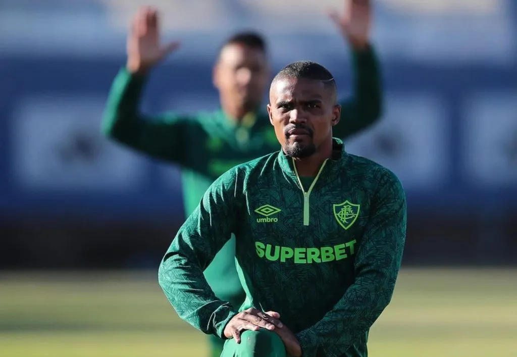 Douglas Costa estuvo en el centro de entrenamientos de Universidad de Chile.