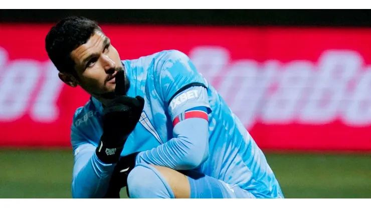 Hay hinchas que siguen enojados con el portero argentino-chileno.