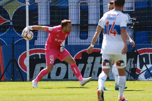Pérez podría volver a la portería de la UC | Foto: Photosport
