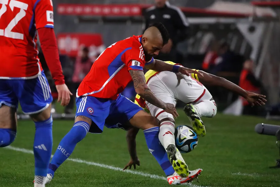 Dichos de Bravo sobre VIdal despertaron chispa en Valdivia y Esnaola. | Foto: Photosport