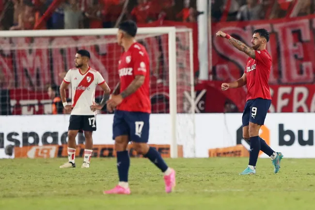 Ávalos celebrando su único tanto con la camiseta de Independiente | FOTO: Daniel Jayo/Getty Images