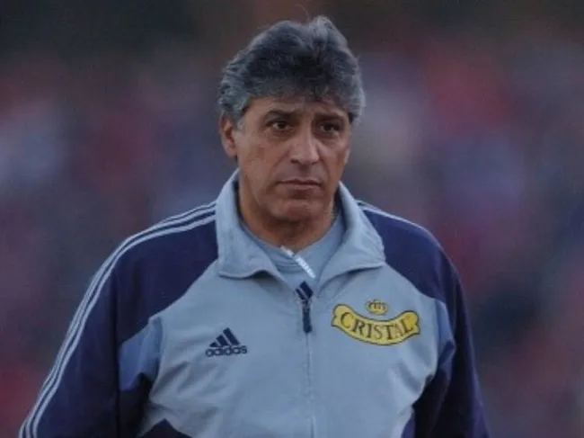 Pinto, cuando dirigía a la U en 2004 (Archivo)