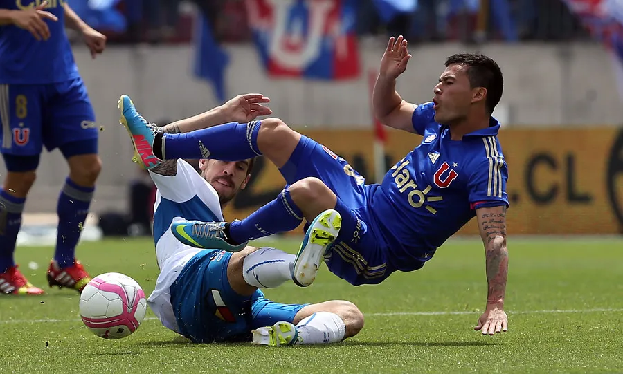 Johnny se queda con Aránguiz. | Foto: Photosport