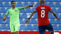 Claudio Bravo pone a Arturo Vidal de ejemplo para explicar por qué no quiere volver a Chile.