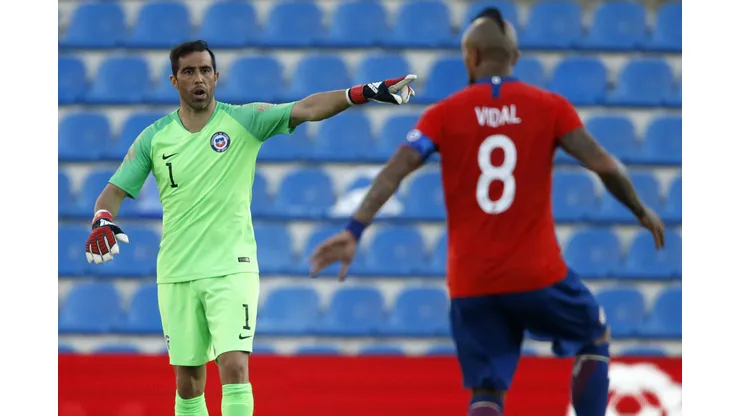 Claudio Bravo pone a Arturo Vidal de ejemplo para explicar por qué no quiere volver a Chile.