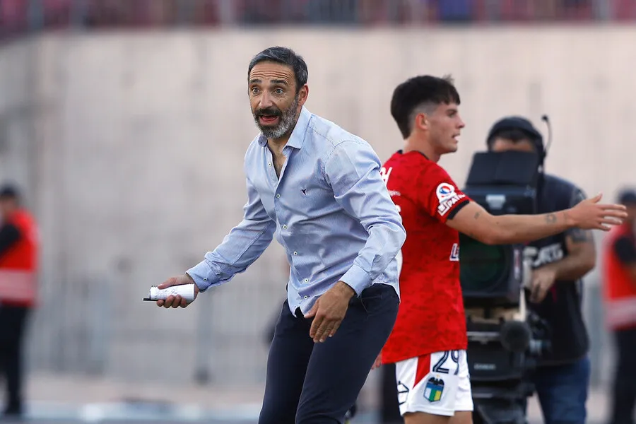 Azconzábal fue cesado de su cargo por los malos resultados | Foto: Photosport