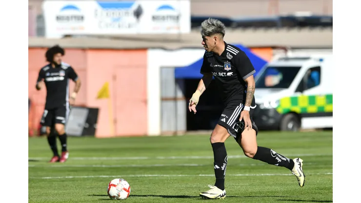 Carlos Palacios recibe la recomendación de un ex Colo Colo. (Foto: Alejandro Pizarro Ubilla/Photosport)