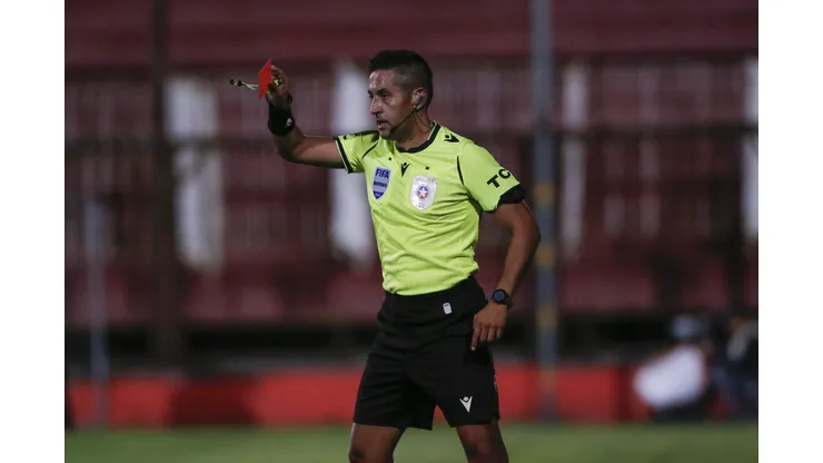 Apuntan al árbitro Francisco Gilabert en el triunfo de Universidad Católica vs Unión Española. (Foto: Marcelo Hernández/Photosport)