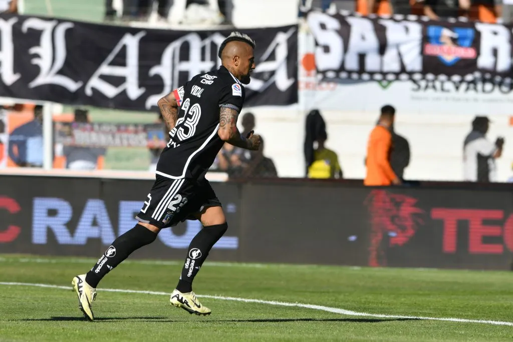 Arturo Vidal descontento con la cancha y con el arbitraje de Nicolás Gamboa