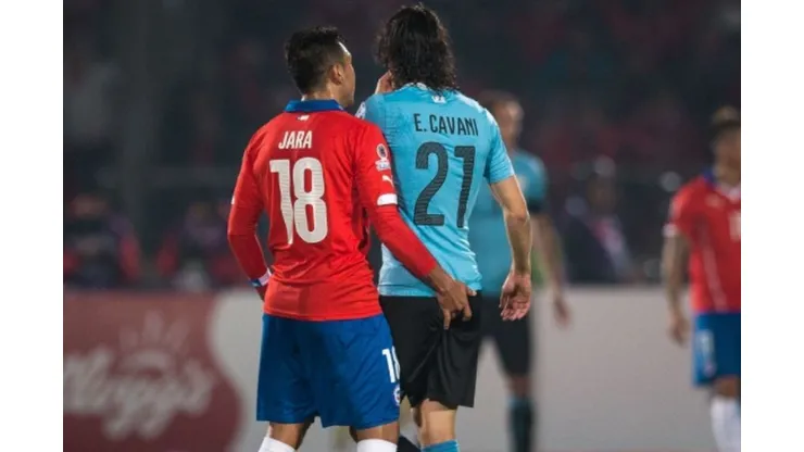 Gonzalo Jara no se arrepiente de su acción ante Edinson Cavani