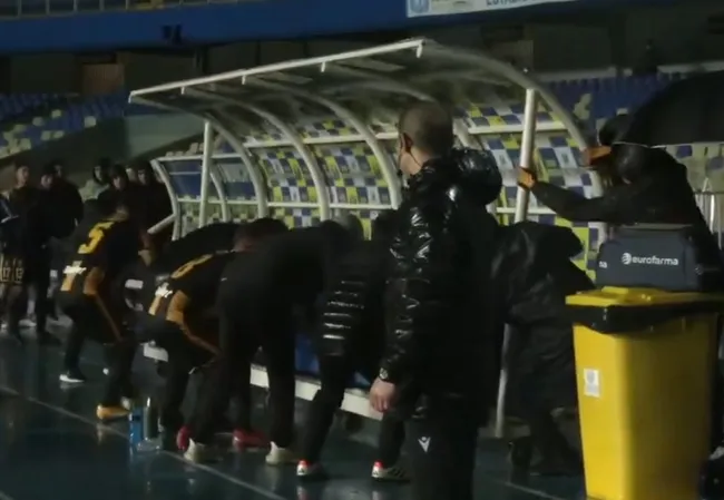 Los futbolistas lograron levantar la banca de suplentes. Ahí estará el plantel de Universidad de Chile en unos días más.