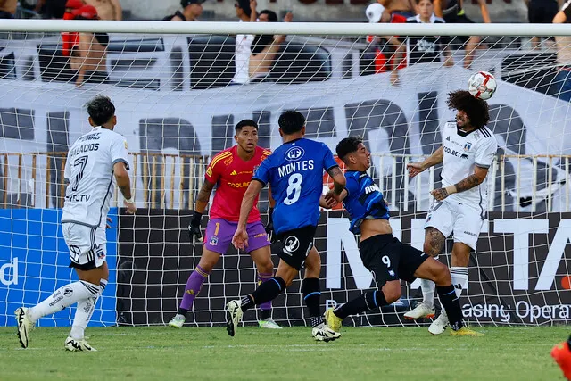 El duelo entre ‘Albos’ y ‘Acereros’ no se terminaba de disputar | Foto: Photosport