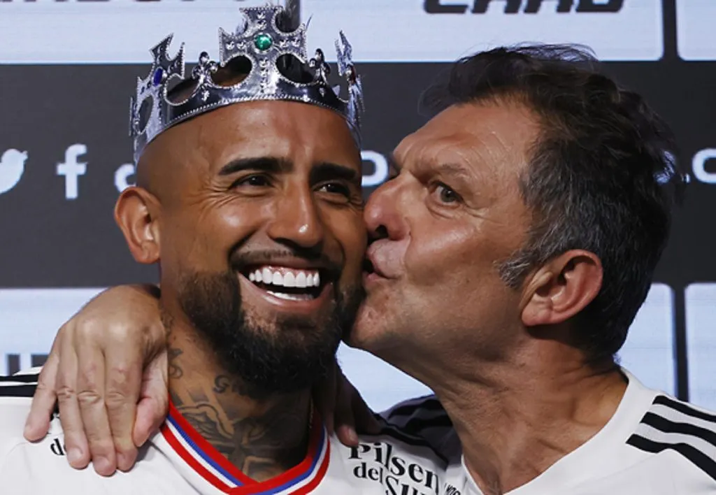 El beso de Aníbal Mosa a Arturo Vidal en la presentación del ídolo albo en su regreso a Colo Colo.