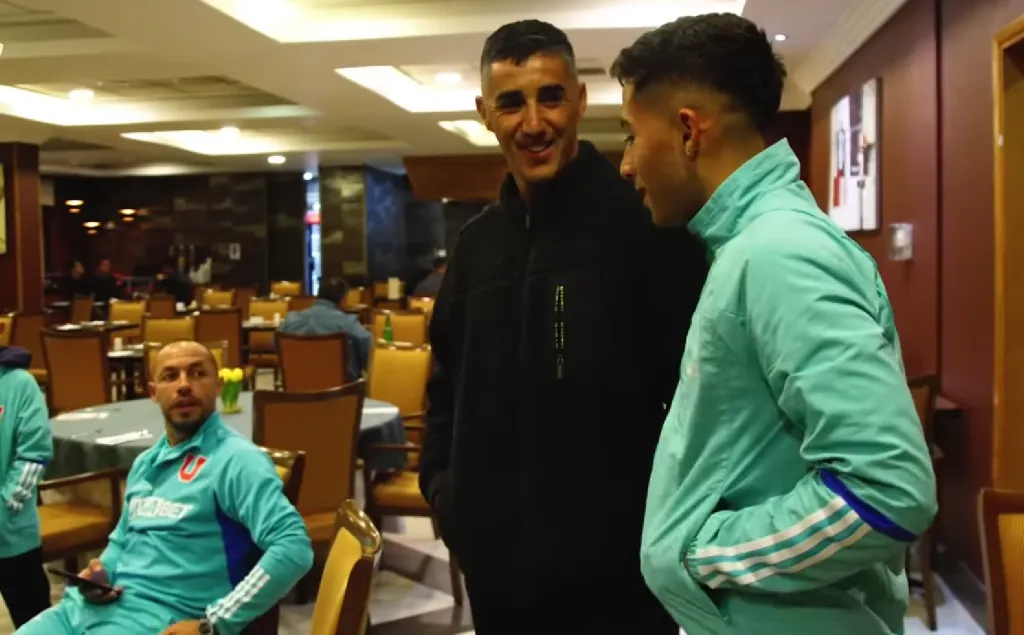 Marcelo Díaz junto a Osvaldo González y Lucas Assadi en el hotel de concentración de la U | FOTO: Captura