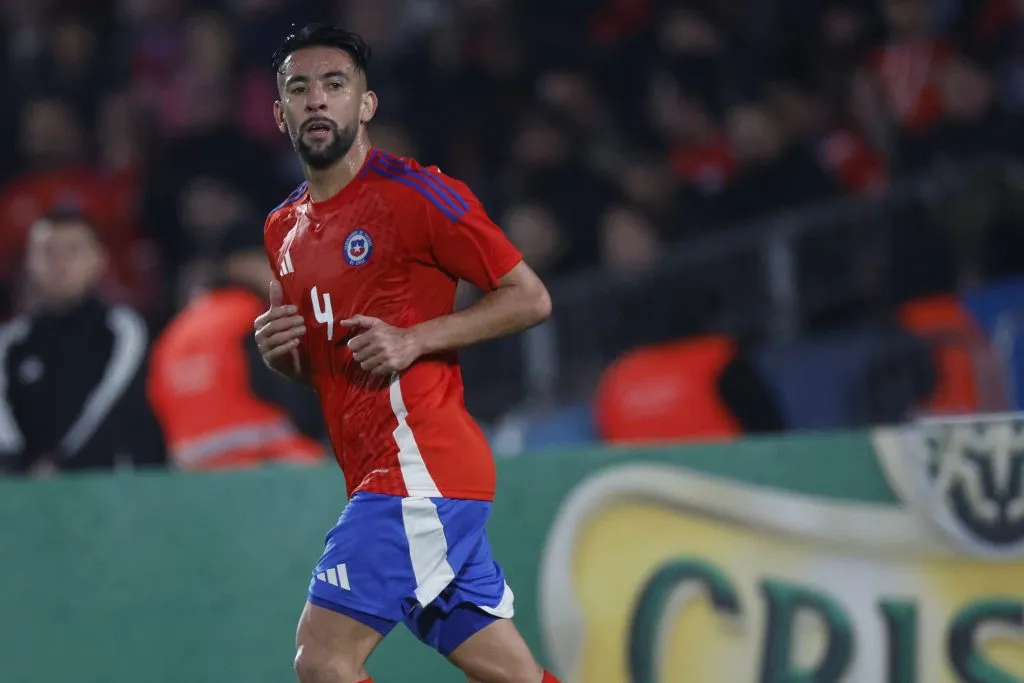 Por ahora en Blanco y Negro no se deciden por el fichaje de Mauricio Isla (Foto: Photosport).