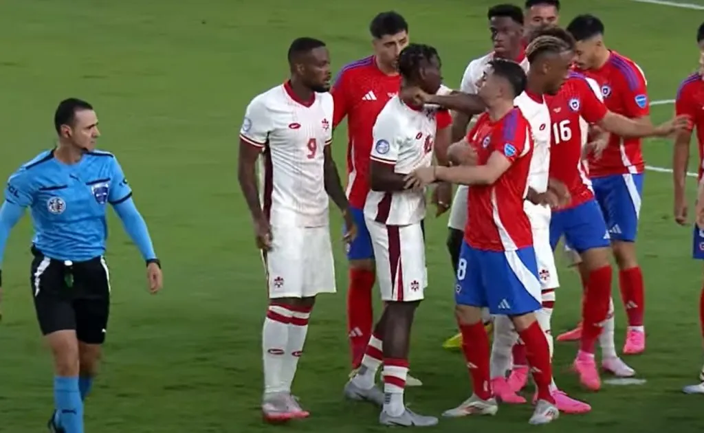 Rodrigo Echeverría recibió codazo que quedó sin sanción (Foto: Conmebol Cop América)