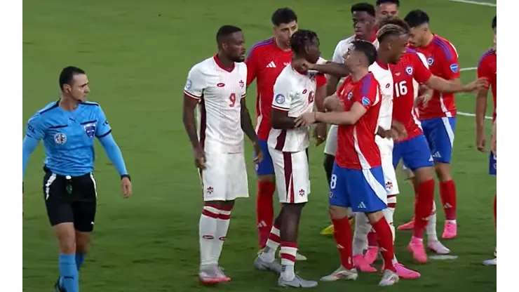 Rodrigo Echeverría recibió codazo que quedó sin sanción (Foto: Conmebol Cop América)
