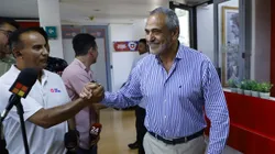 Periodista encara a Milad por falta de peso ante la Conmebol.