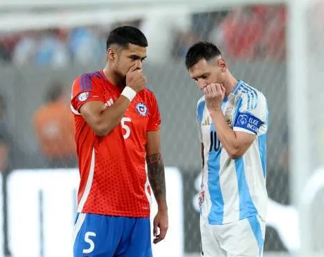 Díaz y Messi: El motivo por el cuál, Gareca habría sacado al defensor ante Canadá (Getty Images)