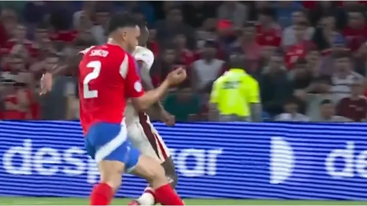 Impresentable lo de Roldán: Suazo es expulsado en la Roja.